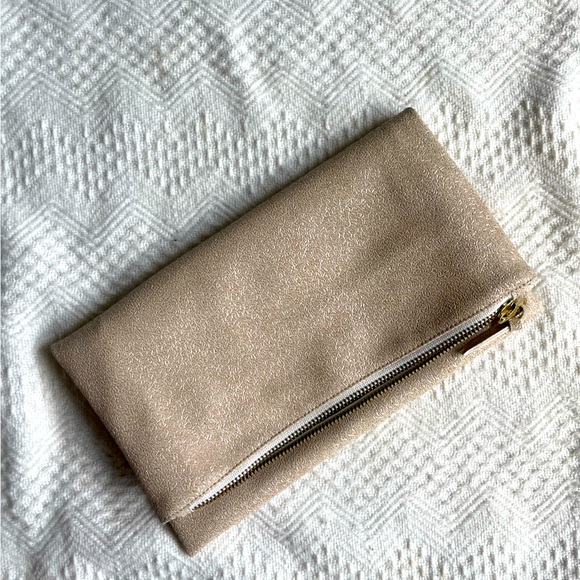 Stacy Kessler beige vegan leather fold over clutch with champagne sparkles NWOT - Picture 6 of 8